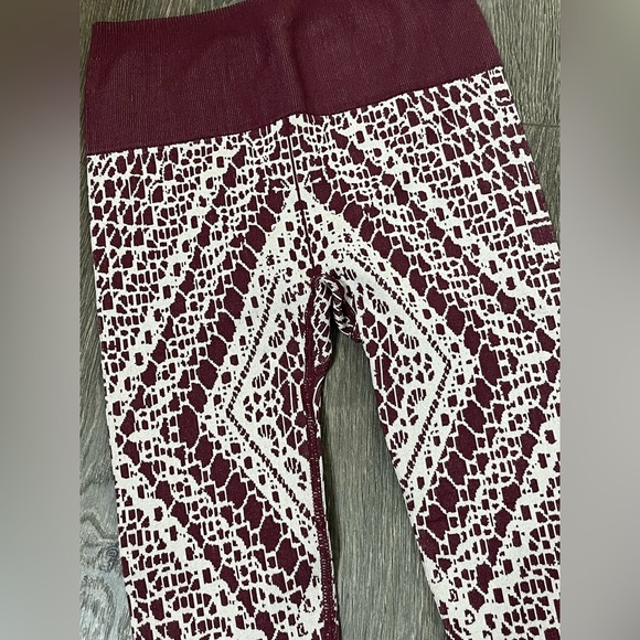 *NWT* Fabletics High-Waisted Seamless Lace Capri - Picture 3 of 7